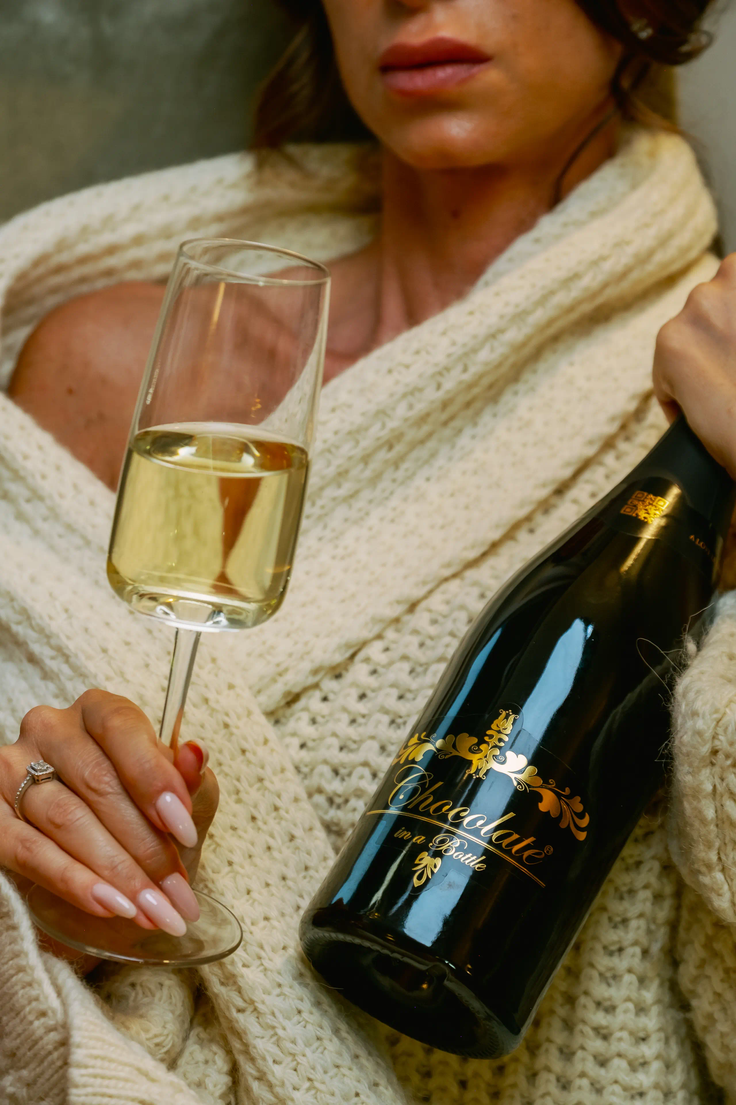 Claudia Tosato hält Chocolate in a Bottle